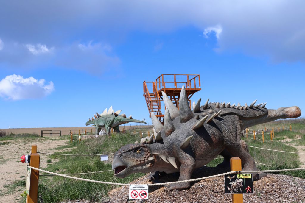 Merlin's Dinoland – Family City (2)